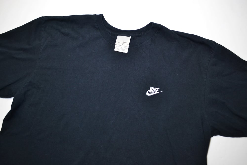 Nike t shirt clearance logo middle